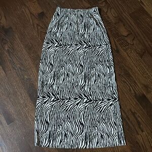 Fun vintage 1990s CPW brand 33” long tightly pleated polyester skirt. Small.